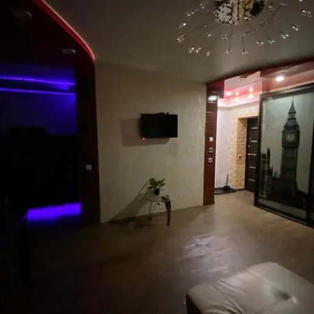 Geraeumige Wohnung Mit Sofas Und Betten