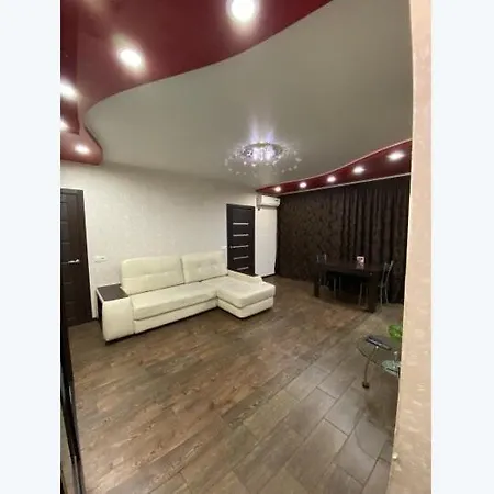 Geräumige Wohnung mit Sofas und Betten *